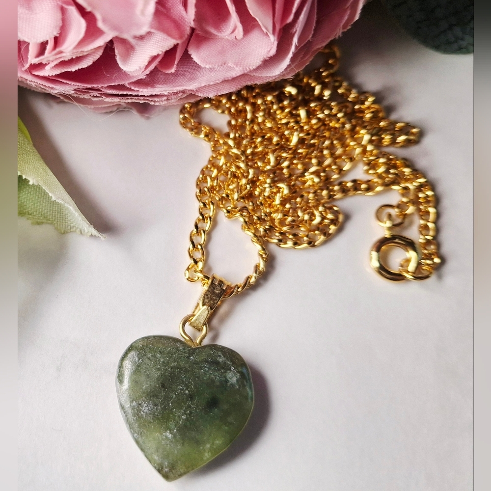 Vintage 80s 🎋💚✨️Green Jade Heart Pendant Necklace